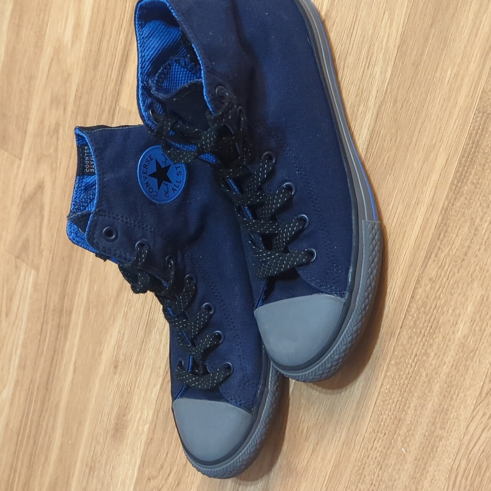 Navy and gray Converse size 6